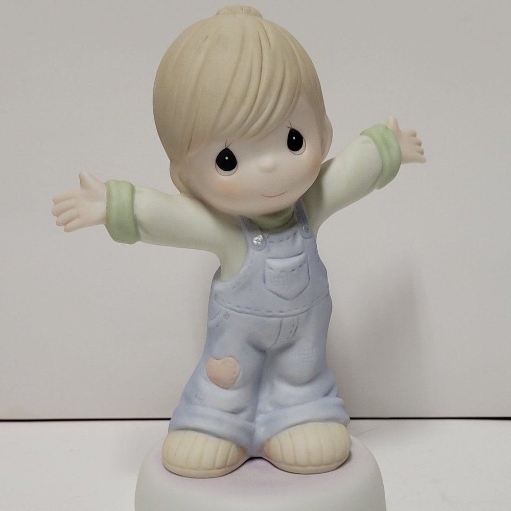 Precious Moments Figurine "I Love You This Much".
